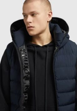 Khujo Weste Berd MattSmanicatoDunkelblau Uomo Giacche KH122T0G5-K11 -Delem f7b132a246bd4dc39aa03820e87495c2